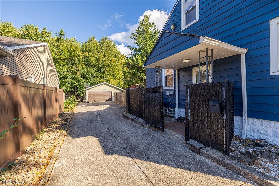 2415 E Ridgewood Drive