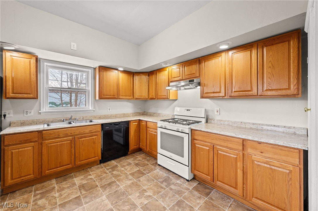 Lakewood, Ohio 44107, United States, 3 Bedrooms Bedrooms, ,2 BathroomsBathrooms,Residential,Pending,1726