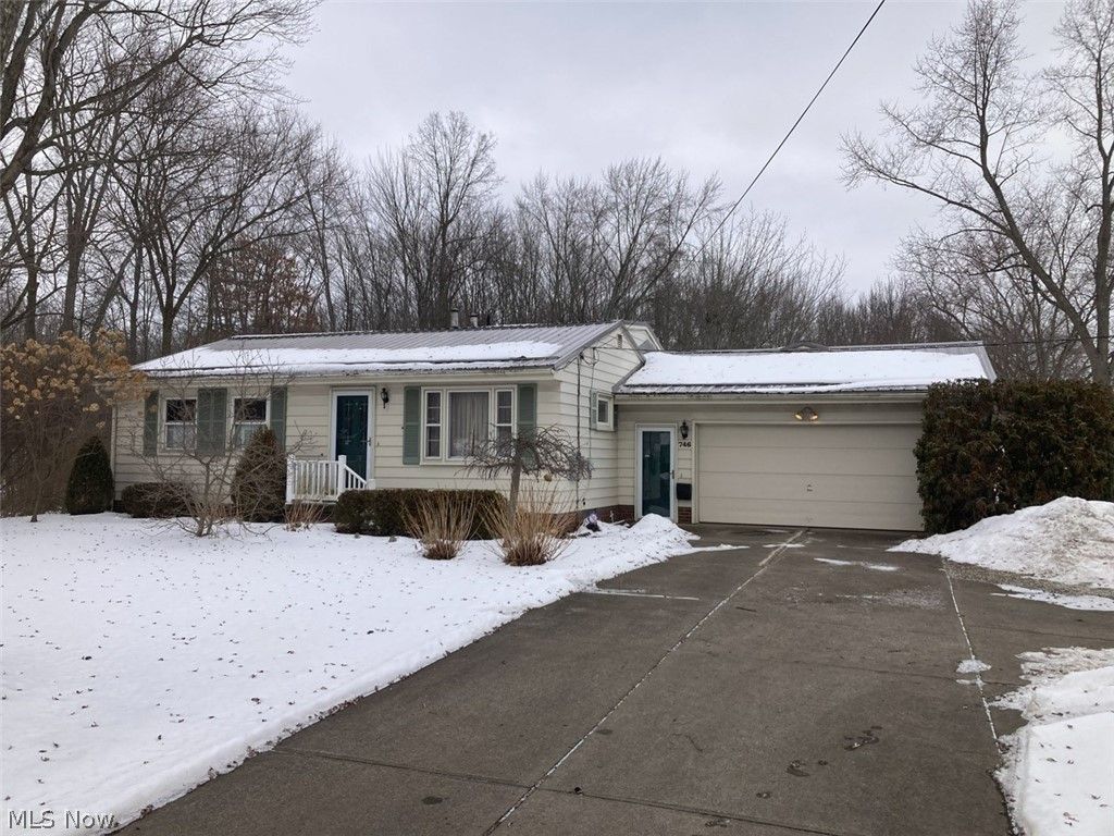 Photo of 746 W Ohio Avenue, Sebring, OH 44672 (MLS # 5188870)
