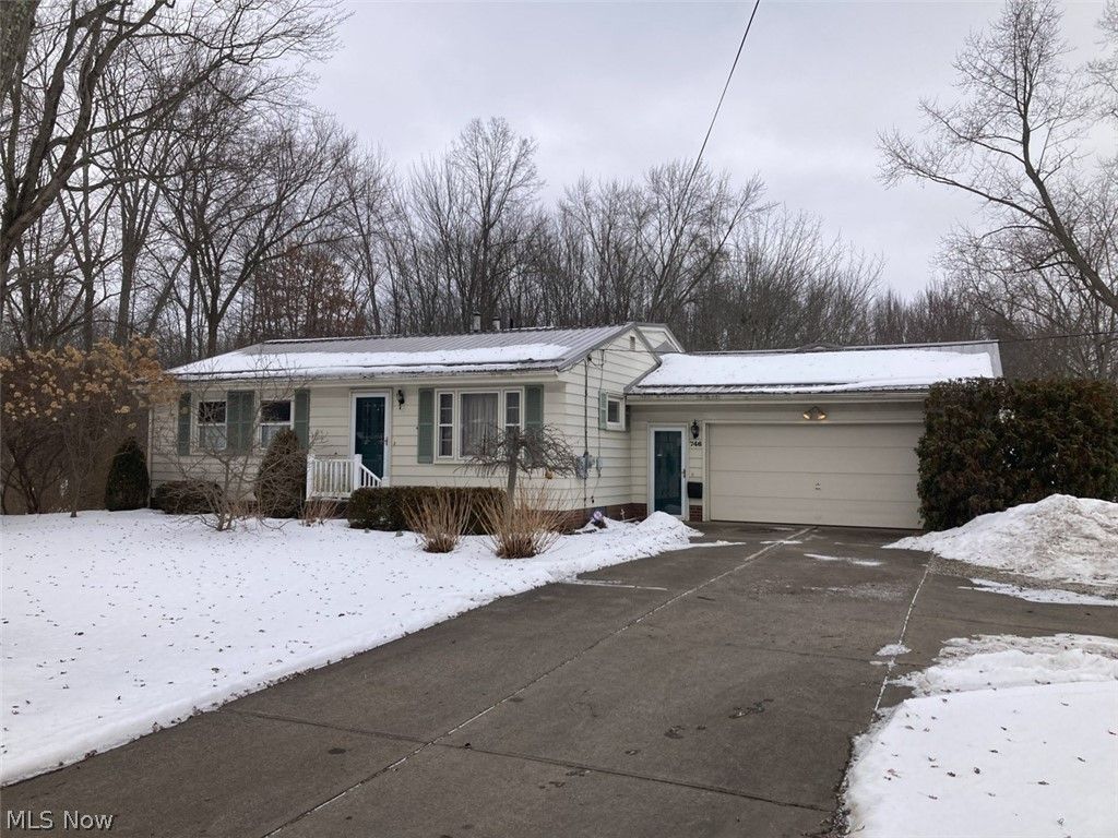 Photo of 746 W Ohio Avenue, Sebring, OH 44672 (MLS # 5188870)