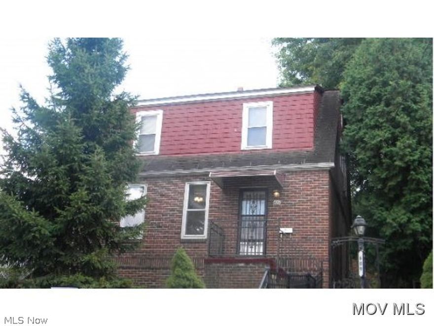 Beautiful original woodwork! This home has a fantastic layout with so much beautiful woodwork still intact! This home also has a bonus of a detached 2 stall garage with a 1 bedroom garage apt attached.  See attachment for PAS requirements and WFHM offer submittal information in MLS document section.  Elem: Nutter Fort  Elem/Bus: N  JrHigh: Washington Irving Middle Schoo  JrHigh/Bus: N  High: Robert C. Byrd High School  High/Bus: N  Fire: CIT  Police: CTY  PossFreeGas: N  ;SQFT=Fin L1:676, Fin L2:676, Fin Above:1352, Fin Total:1352, Unfin Bsmt:676, Unfin Above:676;GAR= 2 Car Det;PRKG= Off Street