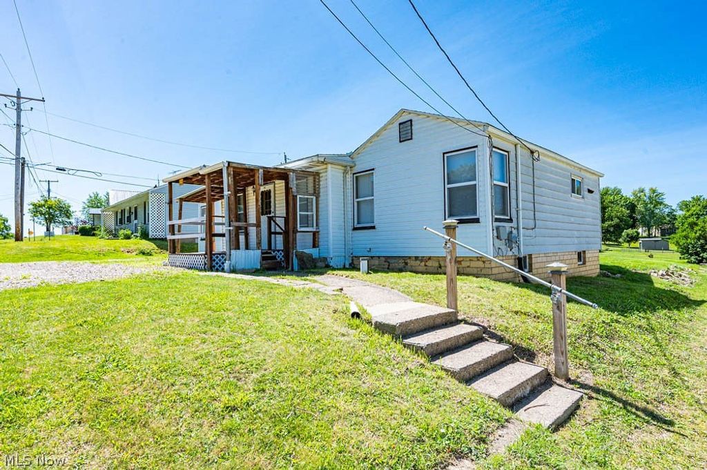 Photo of 323 Steubenville Road SE, Carrollton, OH 44615 (MLS # 5214537)