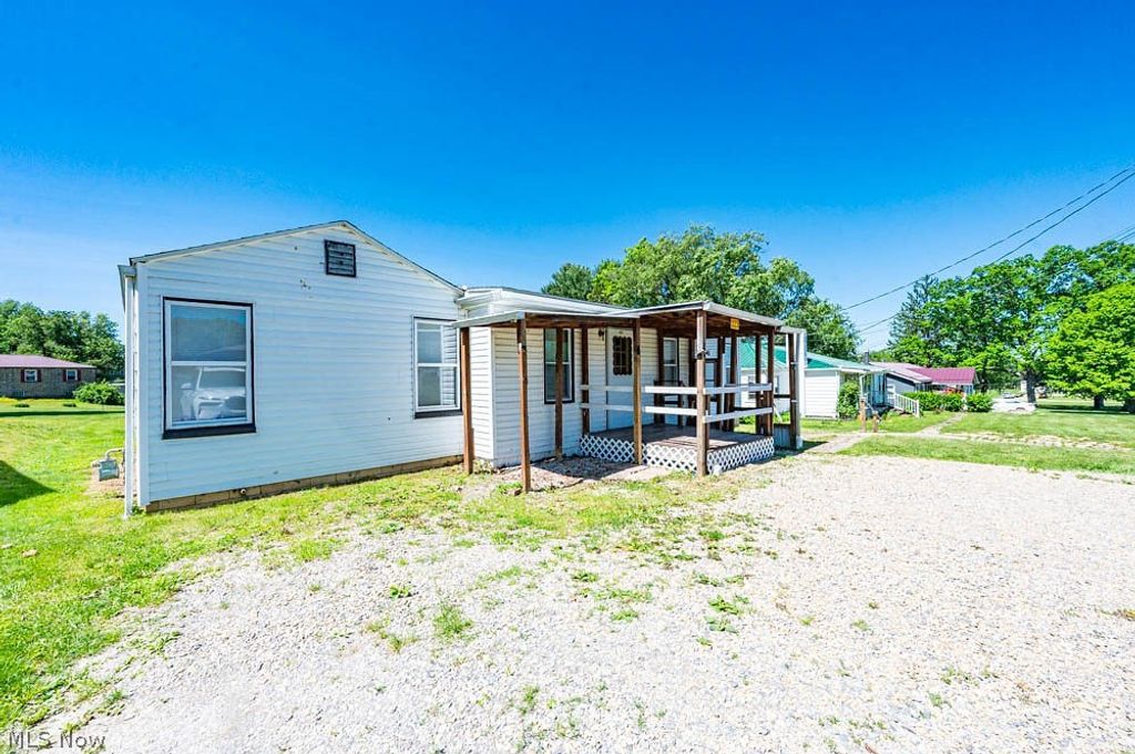 Photo of 323 Steubenville Road SE, Carrollton, OH 44615 (MLS # 5214537)
