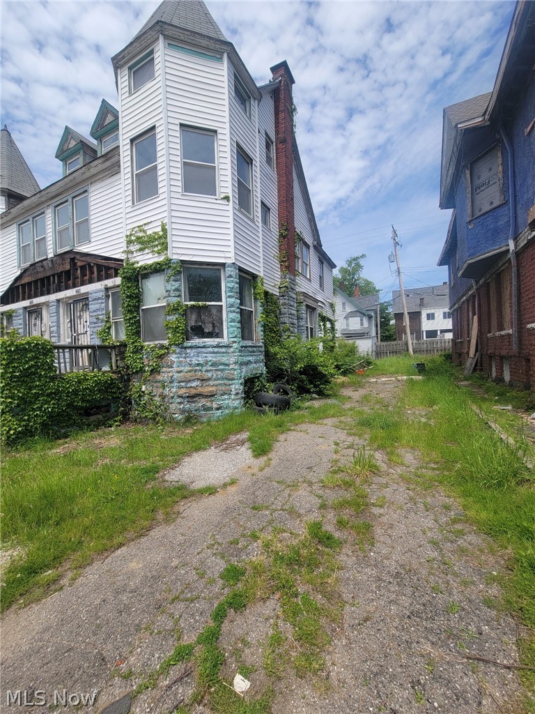 1737 Lakefront Avenue