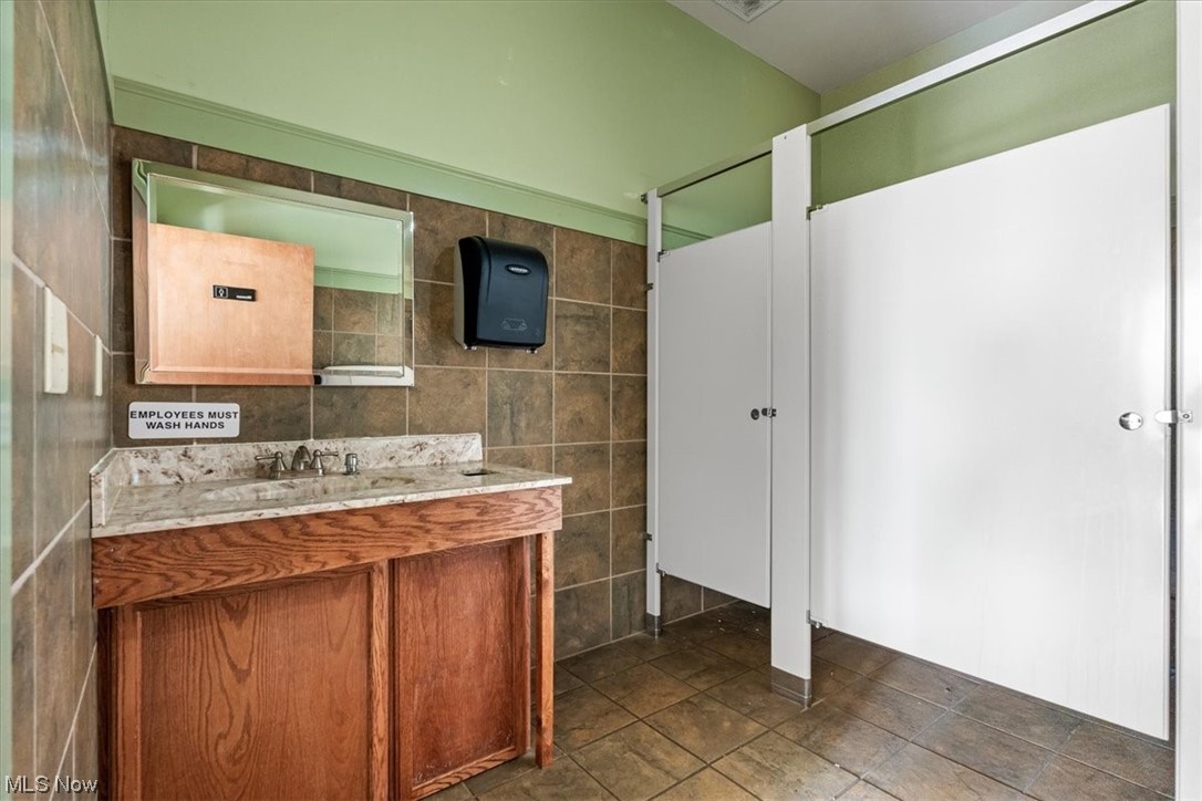 Vienna, West Virginia 26105, United States, ,Commercial,Active,63612