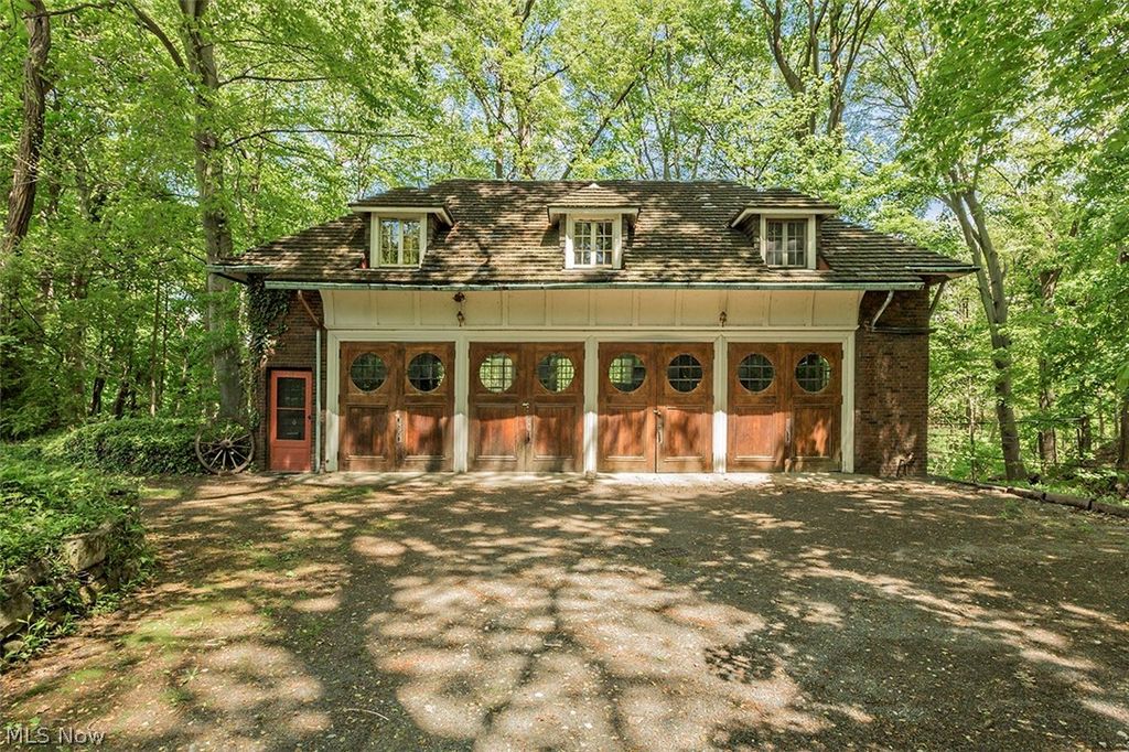 Photo of 285 Corning Drive, Bratenahl, OH 44108 (MLS # 5188598)