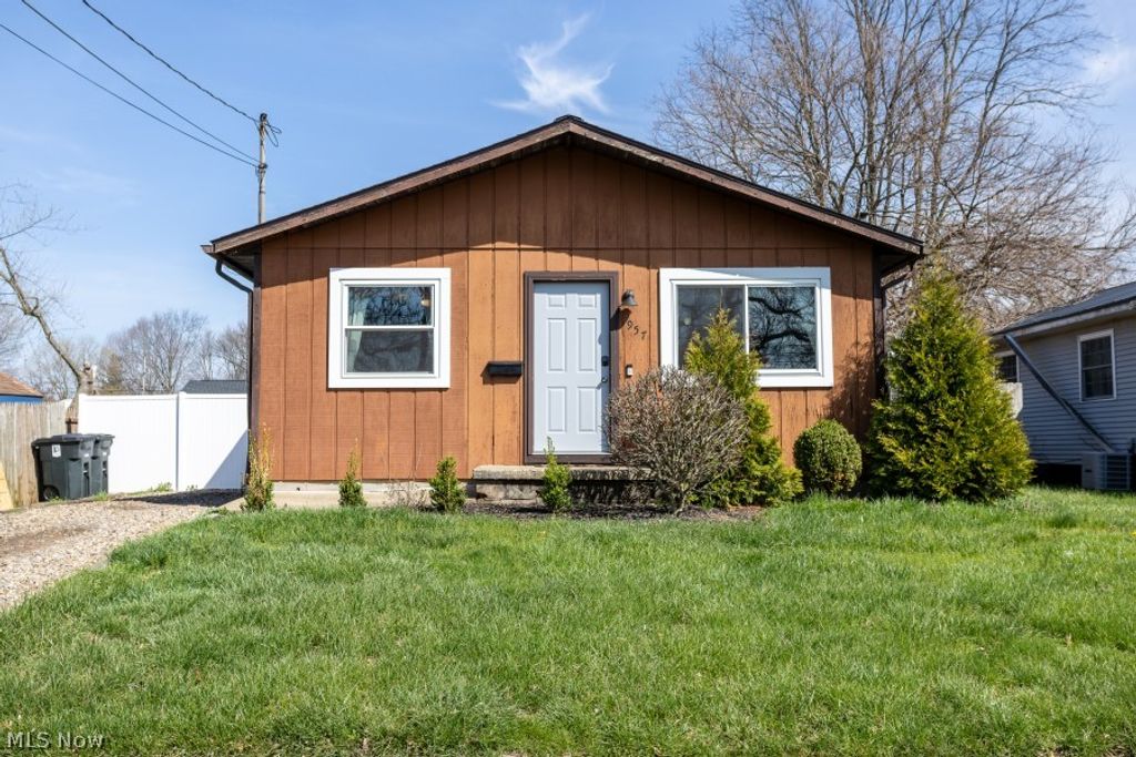 Photo of 957 Carnegie Avenue, Akron, OH 44314 (MLS # 5198778)