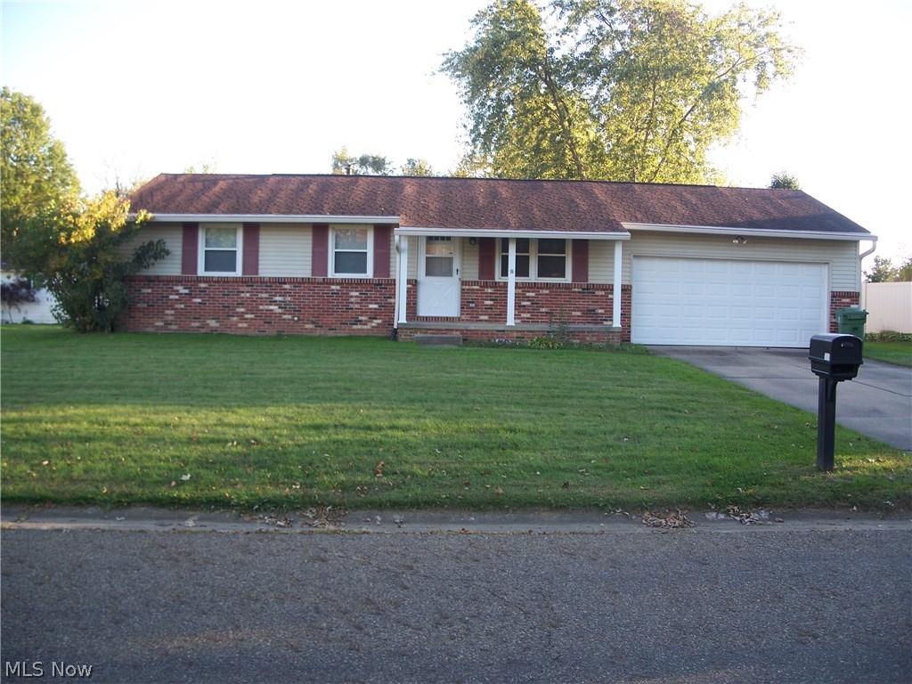 Cozy ranch in a great neighborhood in Canal Fulton. Open floor plan is perfect for folks downsizing. Lower level has great potential for additional living space for a growing family. Easy access to exercise, shopping, and dining. Level lot enables you to have easier exterior maintenance