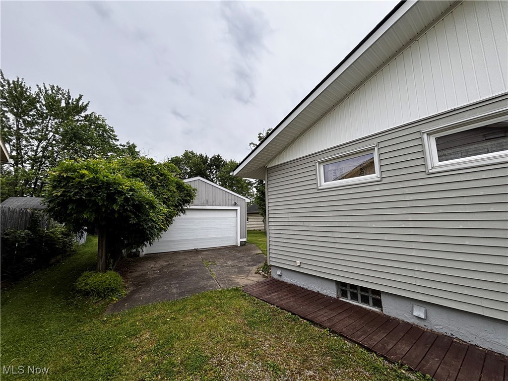 2325 Stewart Drive, Warren, Ohio image 2