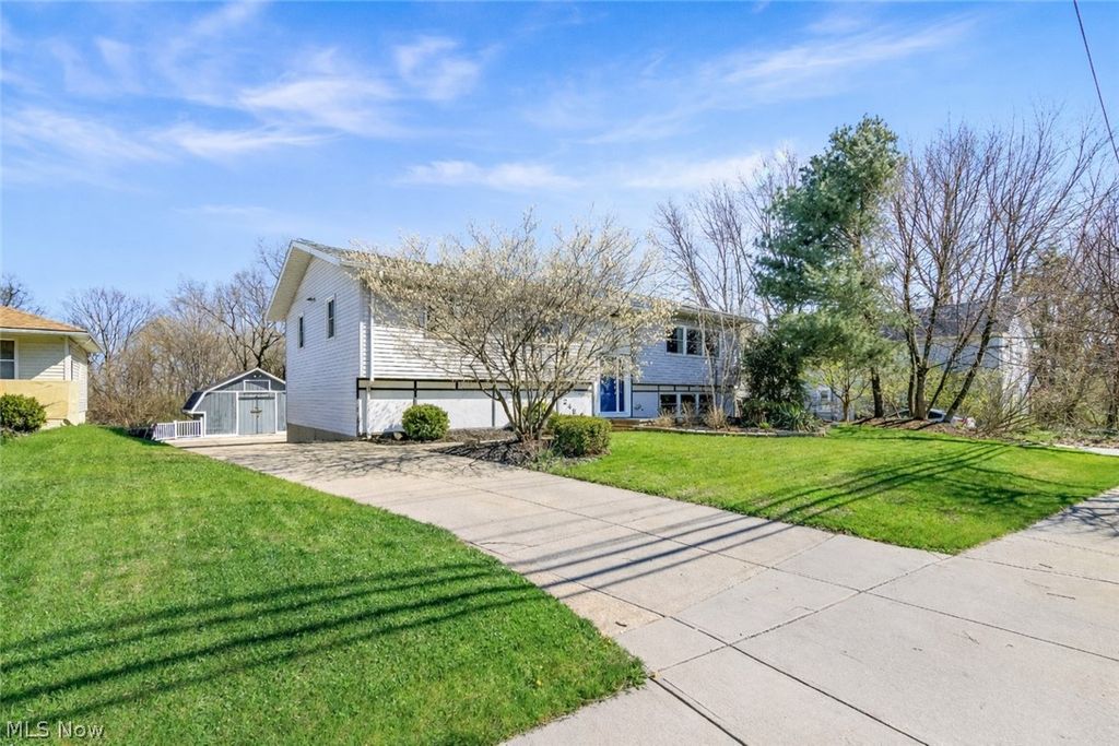 Photo of 924 E Schaaf Road, Brooklyn Heights, OH 44131 (MLS # 5199630)