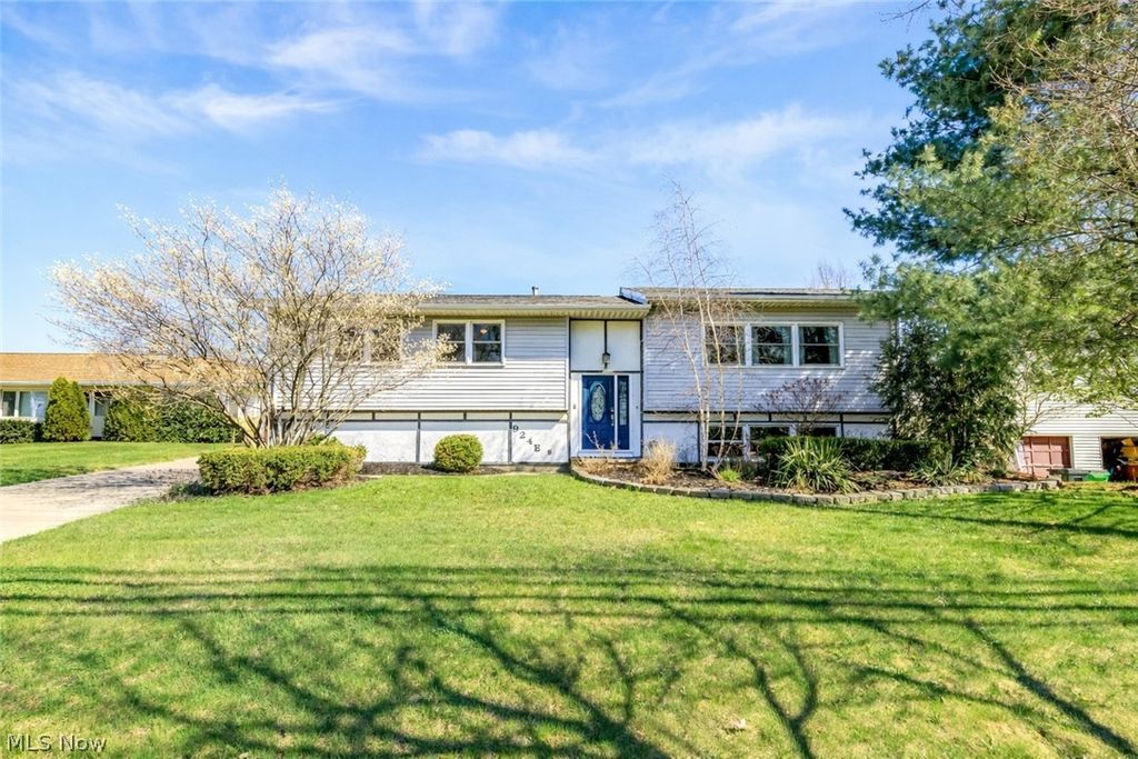 Photo of 924 E Schaaf Road, Brooklyn Heights, OH 44131 (MLS # 5199630)