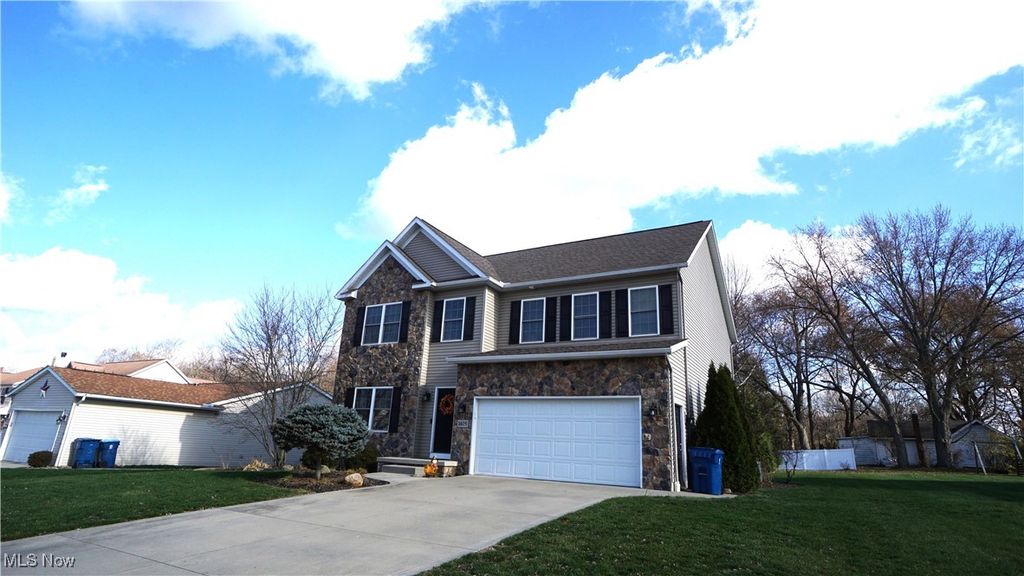 Photo of 1405 Hidden Lake Boulevard, Akron, OH 44312 (MLS # 5184845)