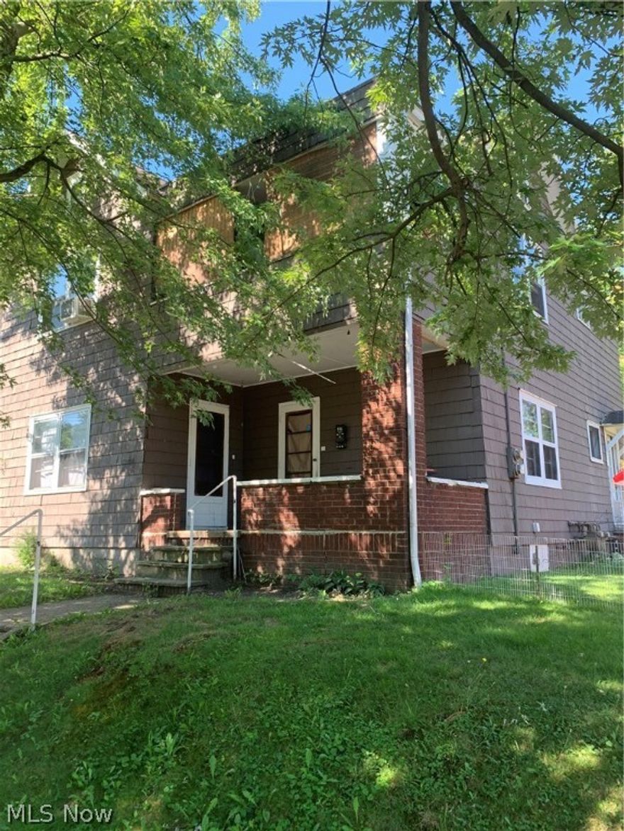 Nice Duplex.  Tenants pay Gas/Heat/Electric (2 Furnaces, 2 Electrics).  Owner pays W/S/Trash.   11% CAP RATE.   Tenant does Lawncare.  Off Street & On Street parking.  Sold "As Is" 24+ advance notice please.
Lot #1450 - #1461-60'NE Each #1462-2.5'NEC