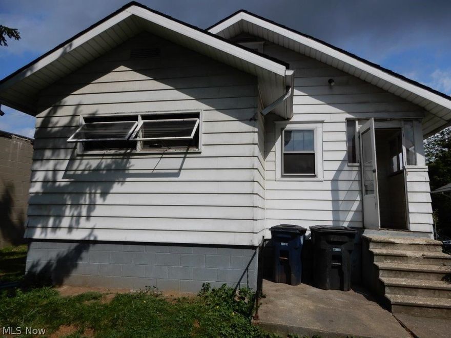 Great investor potential in this 3 bedroom, 1 bath ranch with a one car garage!  Hardwood flooring, close to shopping and Rt 8.