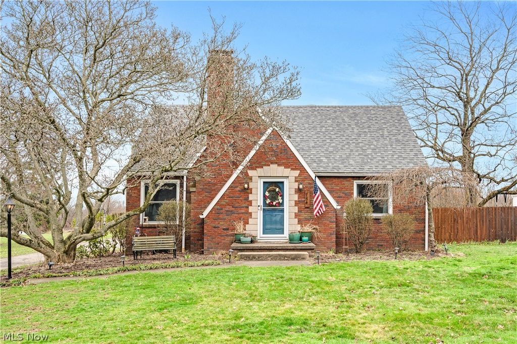 Photo of 754 Fairfield Avenue, Columbiana, OH 44408 (MLS # 5195142)