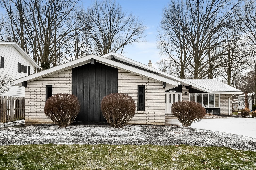 27842 Edgepark Drive, North Olmsted, Ohio image 3