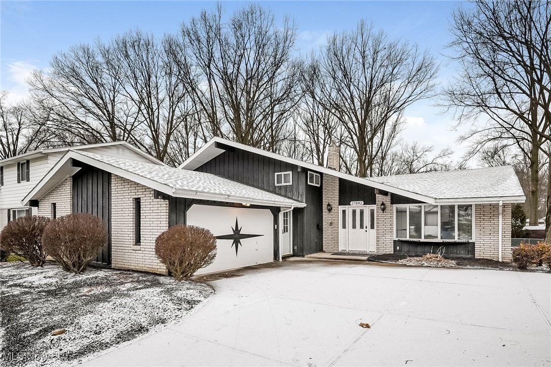 27842 Edgepark Drive, North Olmsted, Ohio image 1