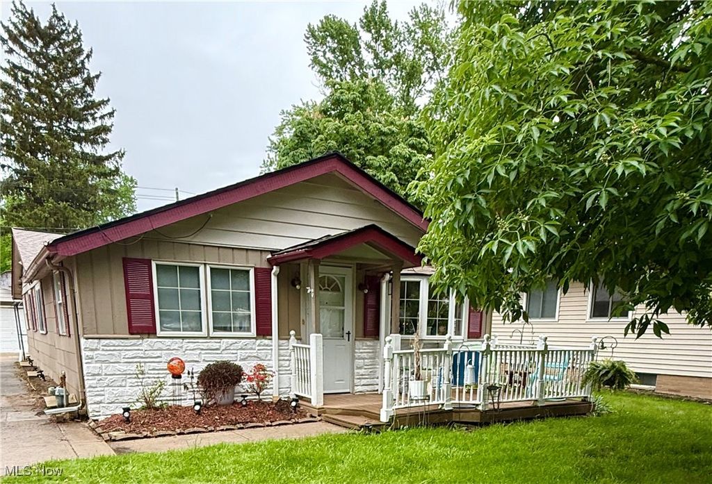 Photo of 5435 Whitehaven Avenue, North Olmsted, OH 44070 (MLS # 5180146)