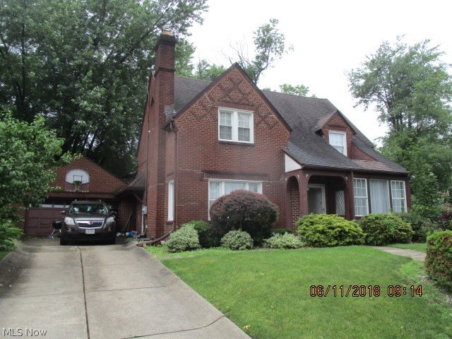 3 BEDROOM 1.5 BATH BRICK 2 STORY WITH 2 CAR ATTACHED GARAGE.HOME HAS REC ROOM IN BASEMENT AND 1ST FLOOR FAMILY ROOM.3 CITY LOTS WITH HOME WITH LARGE SIDE LOT.HOME IS PRICED TO SELL.