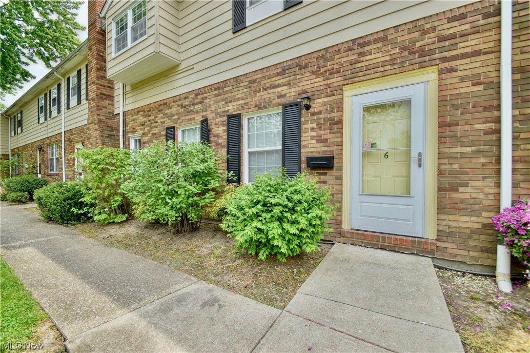 Deepwood Condo - Residential