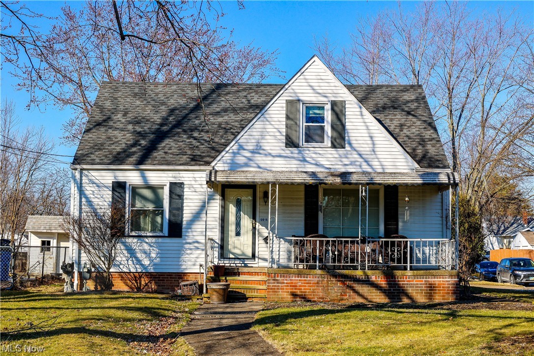 WOW!! Move right in to this incredible bungalow! Lots of natural light and tons of storage space! Beautiful hardwoods, 3 car garage and a lovely, fenced in, .25 acre lot! All appliances stay with the home! Schedule your showing today!