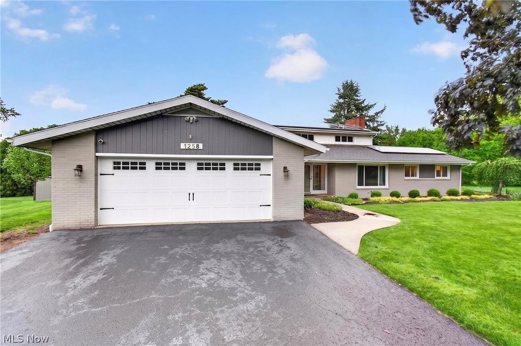 Photo of 1258 Burd Avenue NE, Massillon, OH 44646 (MLS # 5200838)