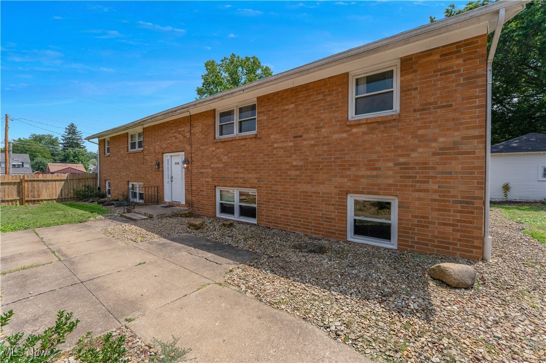 Turnkey 4-Plex Investment Opportunity
This solid brick 4-plex is professionally managed and designed for effortless ownership. Tenants are responsible for all utilities, with the owner covering only trash service. A new roof was installed in 2022, ensuring peace of mind and reduced future maintenance costs. Excellent income potential with minimal owner responsibility. Must be sold with 4504 Southern Blvd. MLS #5141616