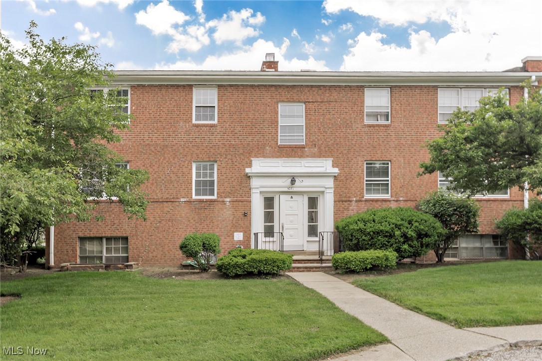 Amazing location near the Shaker Heights Van Aken Market. Ideally located near Case Western and John Carol.