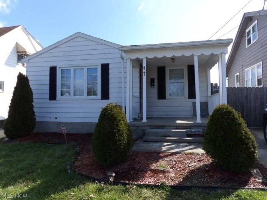 3 Bedroom/1 Bath Ranch House that is located in Youngstown.  Living room, eat-in-kitchen area and hardwood floors throughout.  This house has a full unfinished basement with washer/dryer hookups and the backyard is fenced in.  Monthly Rent is $675.00 plus all utilities.  Full deposit and first months rent required.   No smoking or pets permitted.  School District is Youngstown City.