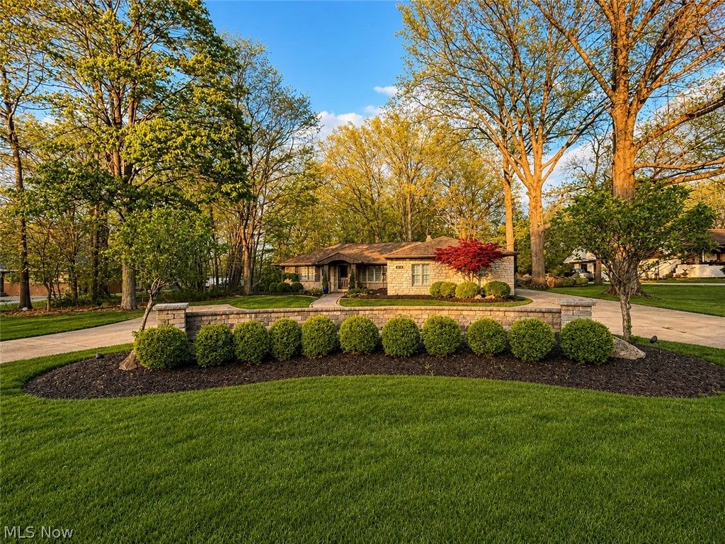 Photo of 6325 Crossview Road, Seven Hills, OH 44131 (MLS # 5208648)