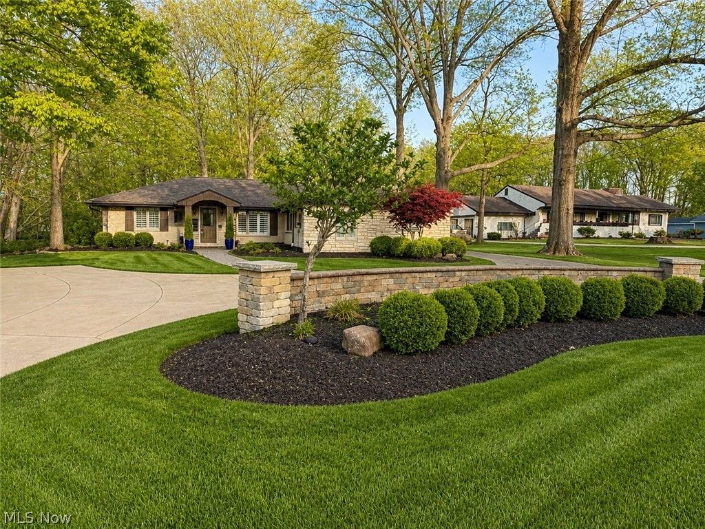 Photo of 6325 Crossview Road, Seven Hills, OH 44131 (MLS # 5208648)