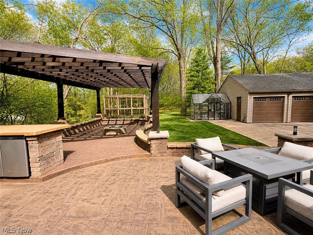 Photo of 6325 Crossview Road, Seven Hills, OH 44131 (MLS # 5208648)