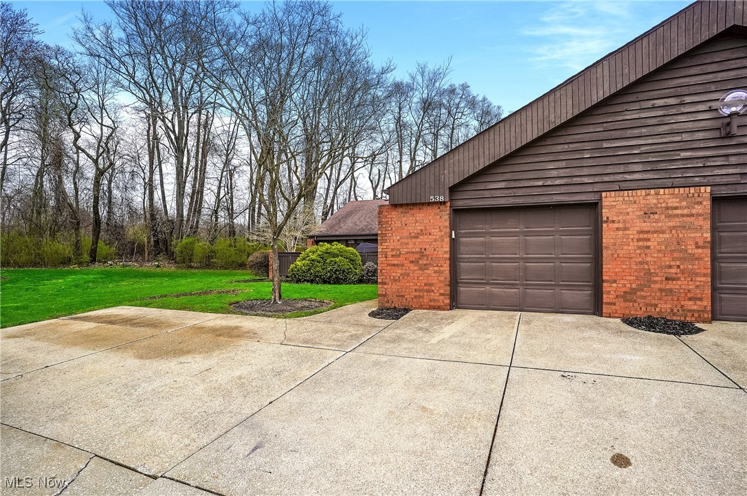 538 Greenbriar Drive, Ravenna, Ohio image 3