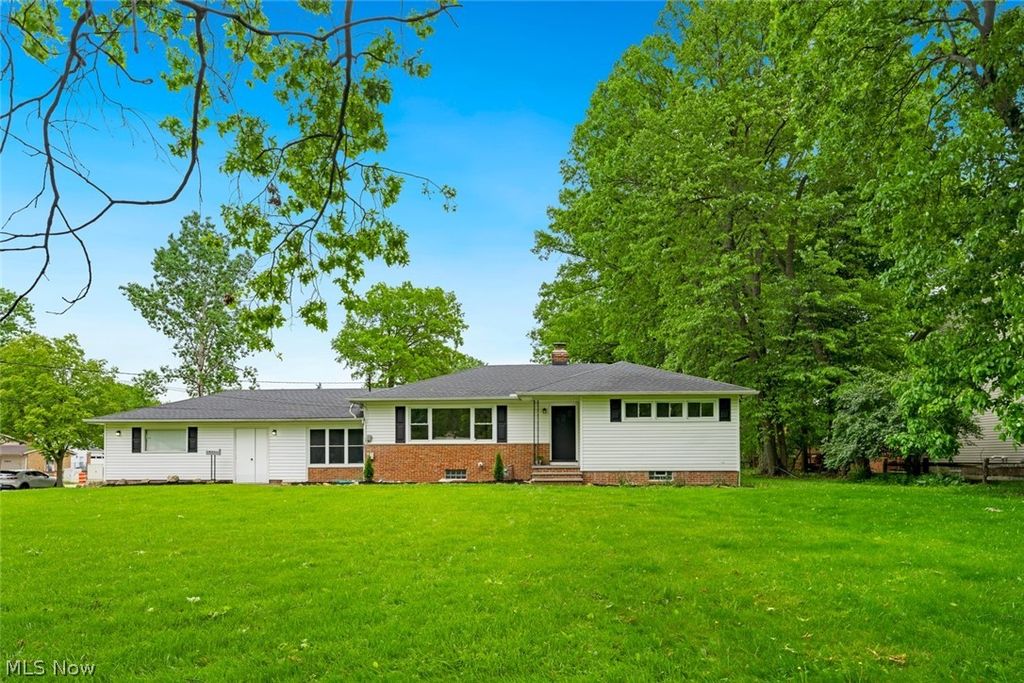 Photo of 4223 Canterbury Road, North Olmsted, OH 44070 (MLS # 5210967)