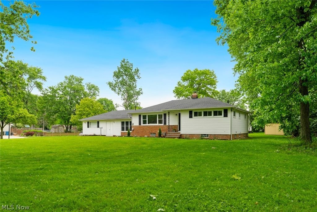 Photo of 4223 Canterbury Road, North Olmsted, OH 44070 (MLS # 5210967)