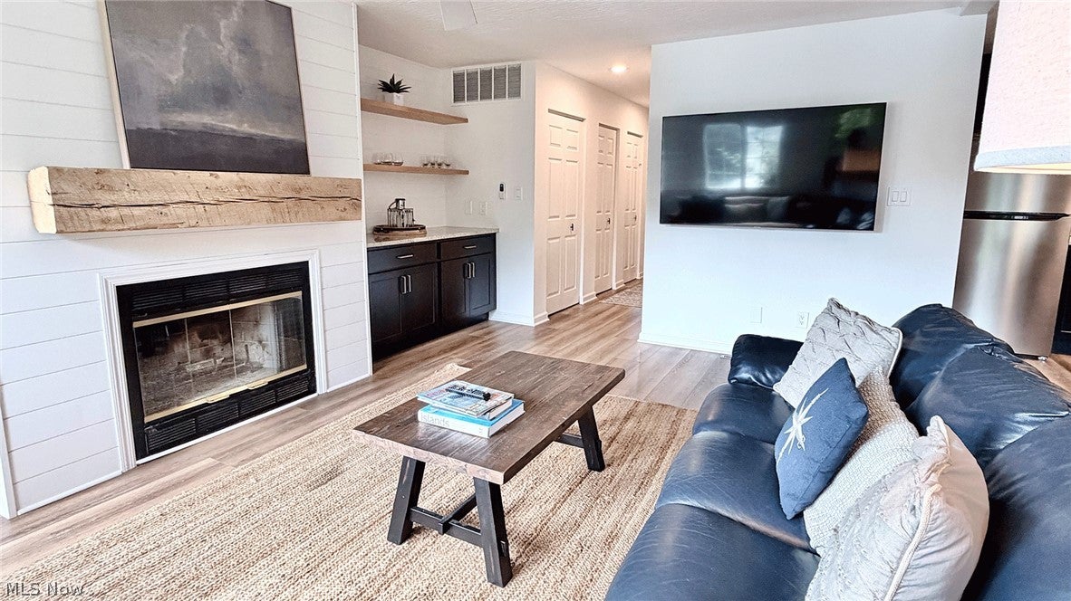 111 W Lakeshore 4B