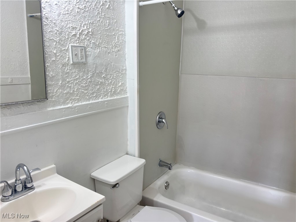 E Q Potters Sub - Residential Lease