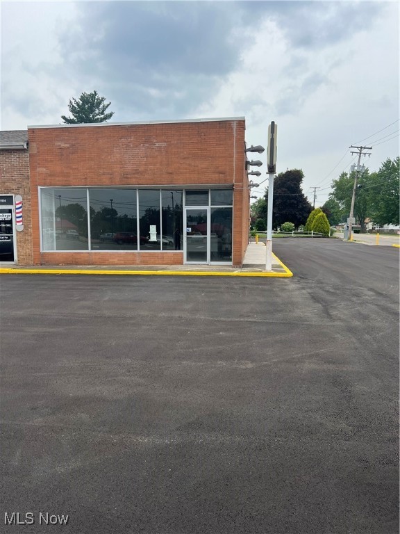 major improvements new furnace/AC -new vinyl floors-great location--many uses-2500sq ft open area--new bathrooms-
new electric-- high traffic count--parking lot completely paved--vacant-- 24 hr notice