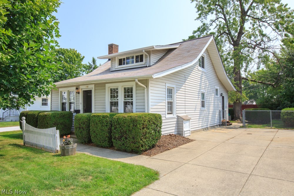 Charming single family house with open floor plan and many updates. This home features first floor bedroom and first floor full bath. Second floor living space includes area for in home office. Easy application process, quick commute to downtown Cleveland and major hospitals.