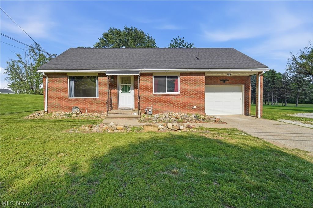 Photo of 942 32nd Street NW, Massillon, OH 44647 (MLS # 5211621)