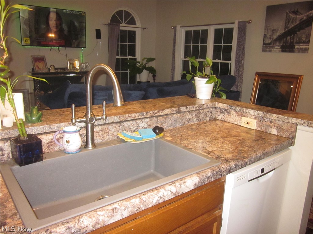 Courtyards Woodbury Condo - Residential