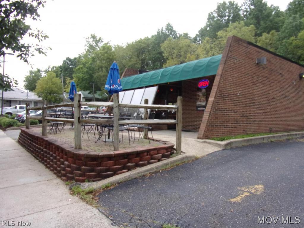 Roof is new. Range hood goes with building. Small office area and bath plus kitchen area and inside/outside dining area. Building is brick w/glass front. #799 Fire: CIT Police: CTY WaterAvail: Y GasAvail: Y PossFreeGas: N