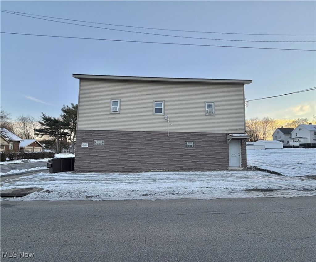 Photo of 1585 Himrod Avenue, Youngstown, OH 44506 (MLS # 5178247)