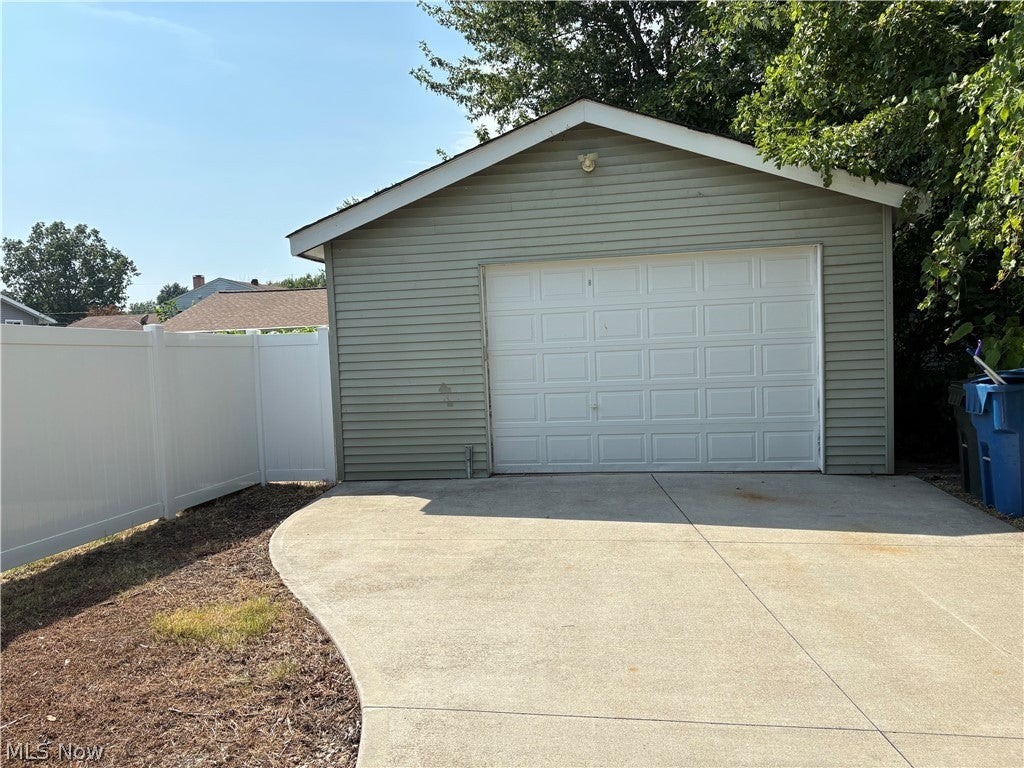 912 East Drive