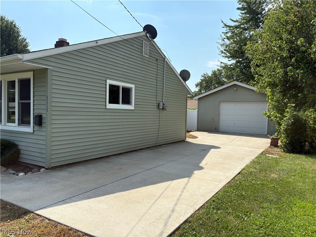912 East Drive