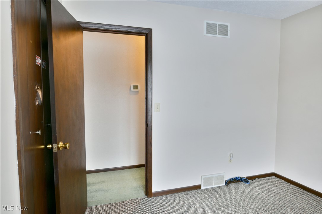 6156 Jacqueline Drive, Brookfield, Ohio image 25