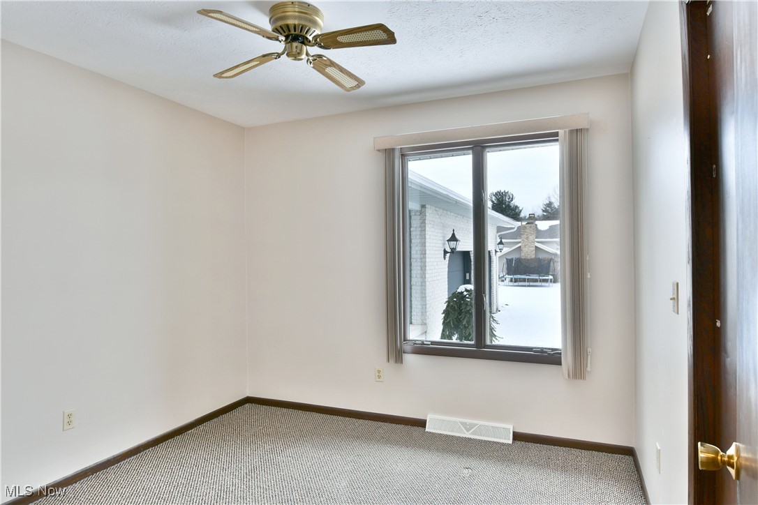 6156 Jacqueline Drive, Brookfield, Ohio image 24