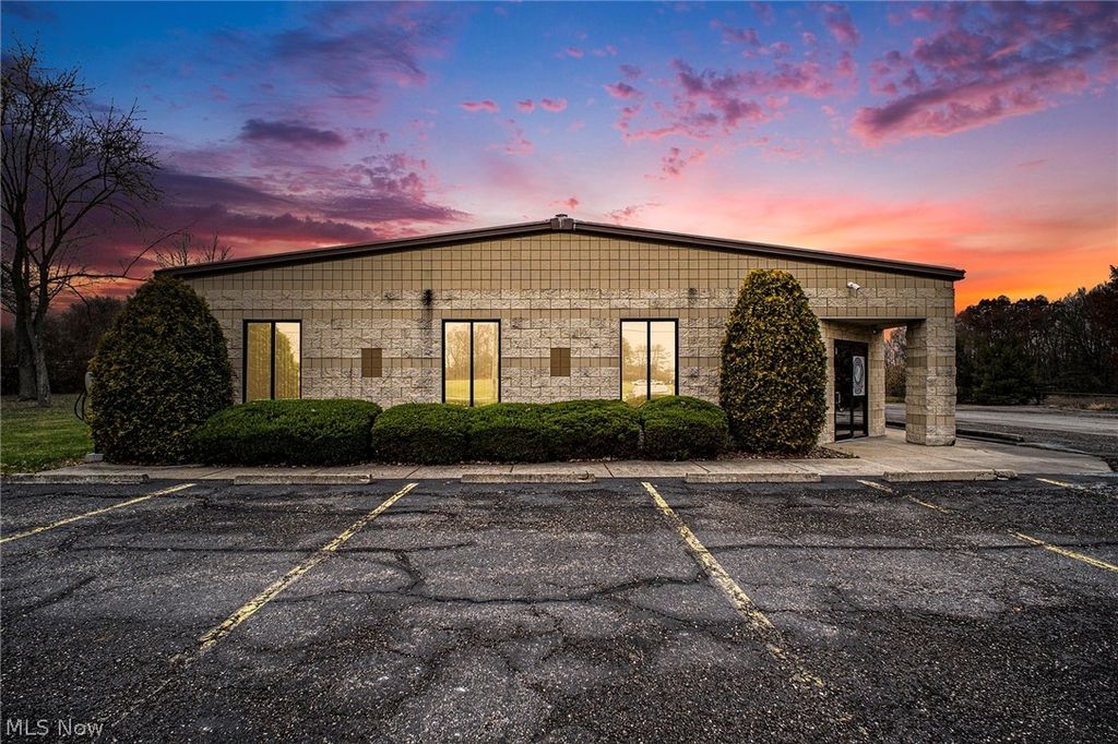 Photo of 1598 Motor Inn Drive, Girard, OH 44420 (MLS # 5192864)