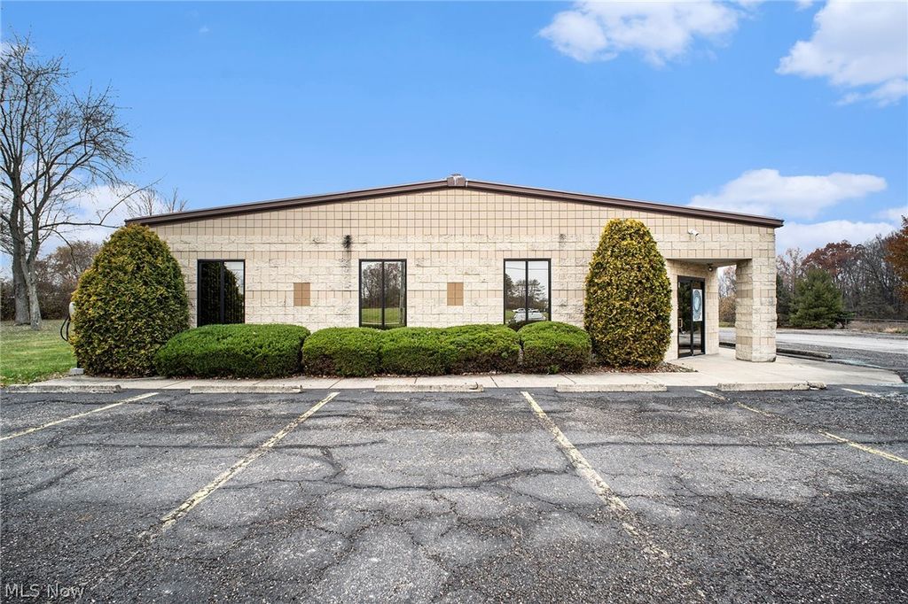 Photo of 1598 Motor Inn Drive, Girard, OH 44420 (MLS # 5192864)