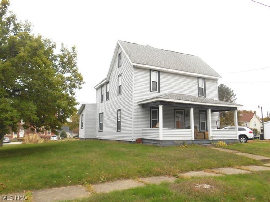 Large 4 bedroom, 2 full bathroom home on double lot in the heart of Magnolia. Exterior is in decent shape, the
interior needs a lot of work but has huge potential.